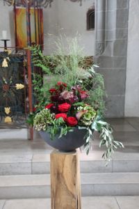 Blumenschale in der Kirche