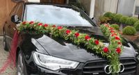Hochzeitsauto mit Blumengirlande