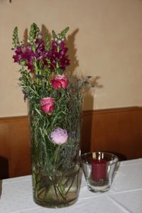 Blumen in Vase gesteckt